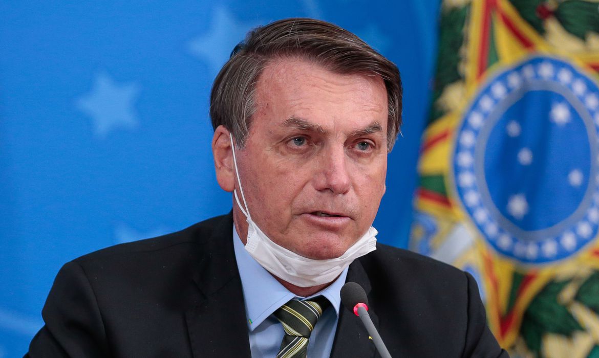 Bolsonaro diz ser a favor de empresas importarem vacina de Oxford