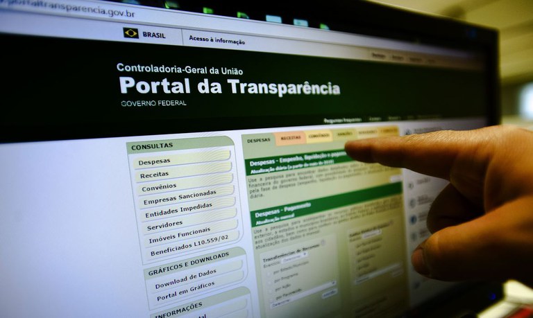 Portal da Transparência sai do ar após polêmica com compras