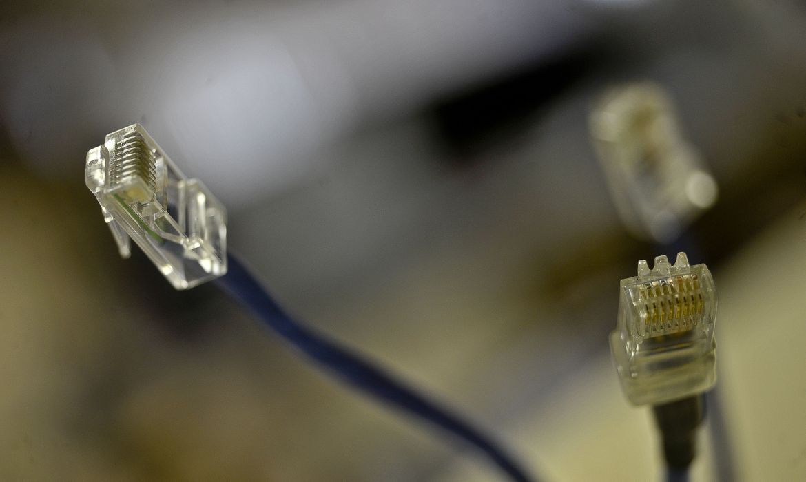Governo federal quer fibra óptica em 99% dos municípios até 2025