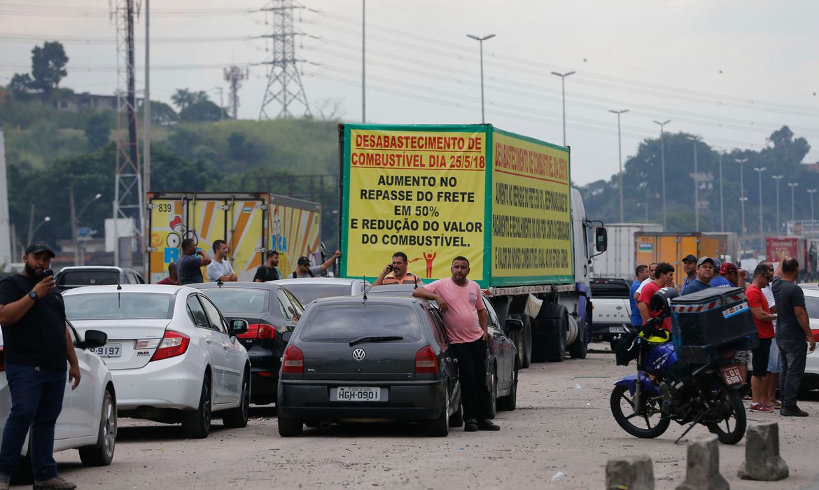 Greve: Bolsonaro diz ter obstáculos para baixar preço do diesel