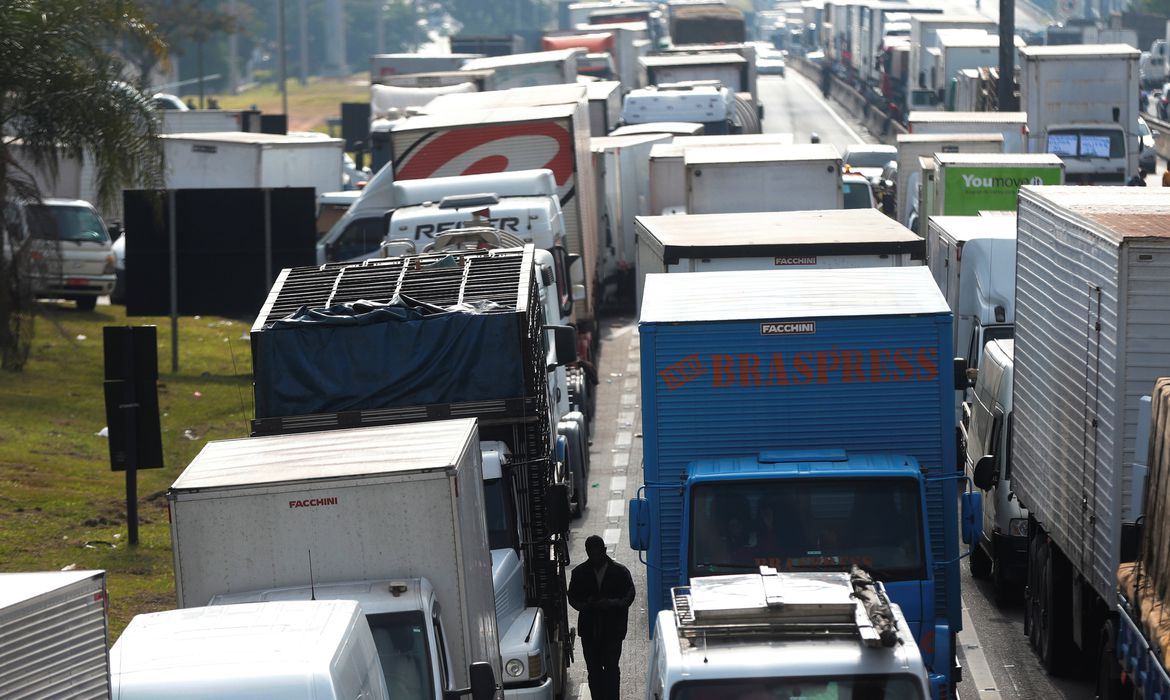Justiça Federal do RJ proíbe caminhoneiros grevistas de bloquear BR-101