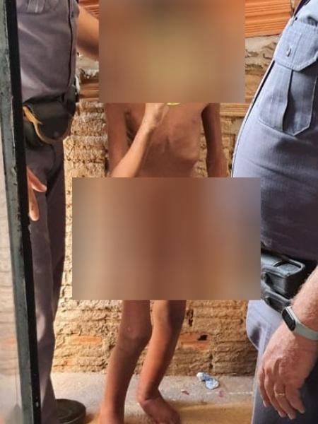 Criança resgatada pela PM era mantida em barril e chegou a se alimentar de fezes