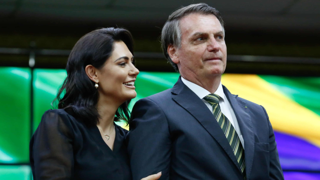 Michelle Bolsonaro acusa revista de machismo e pede indenização de R$ 100 mil