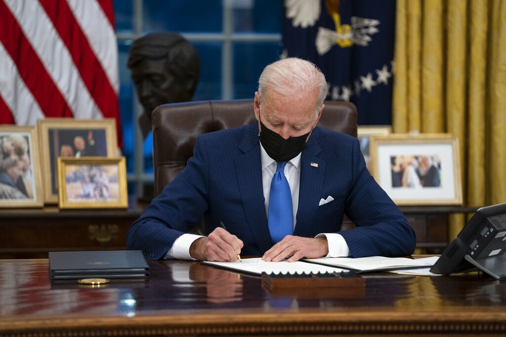 EUA: Joe Biden pede revisão de políticas de imigração e tenta reunir famílias