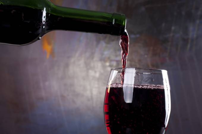 Pesquisa sugere que substância presente no vinho pode inibir infecção por covid