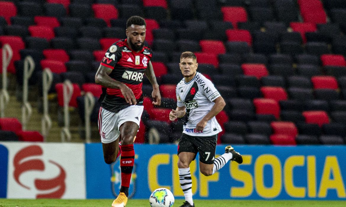 Flamengo vence Vasco no Maracanã e cola no líder Inter