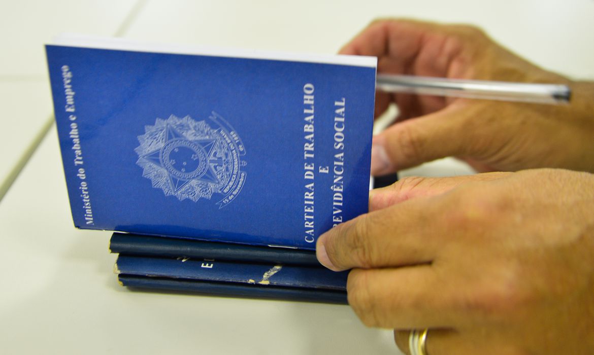 Indicador antecedente de emprego da FGV recua 2,2 pontos em janeiro