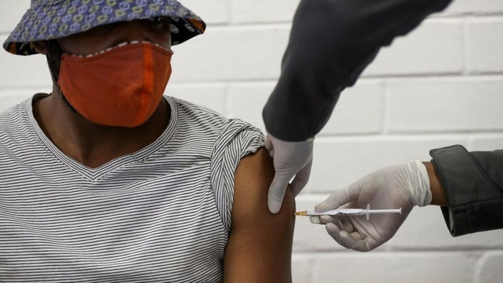 País suspende vacina após evidências de proteção limitada contra variante