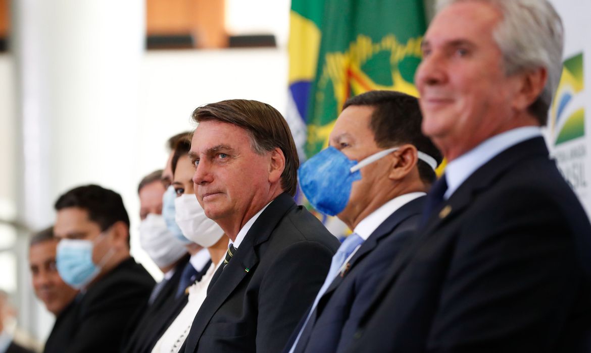 Governo negocia novo auxílio aos informais, confirma Bolsonaro