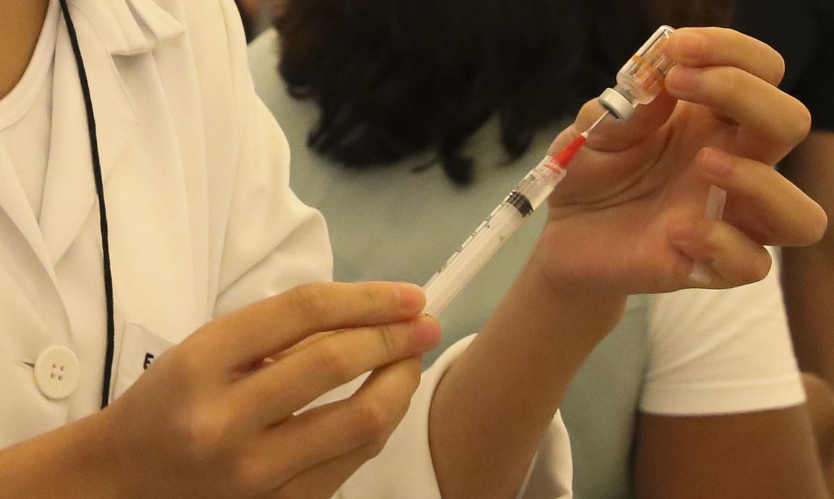 Manaus exonera médicos investigados por furar fila de vacina