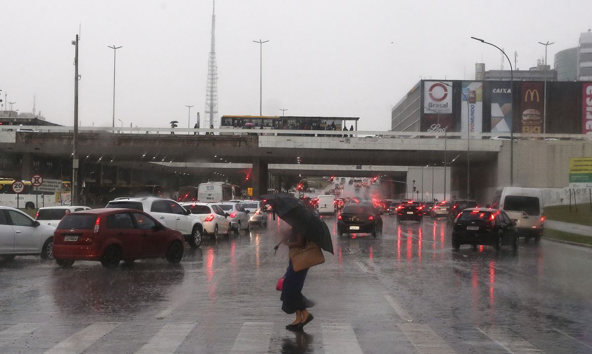 Previsão é de carnaval com chuva em quase todo o país