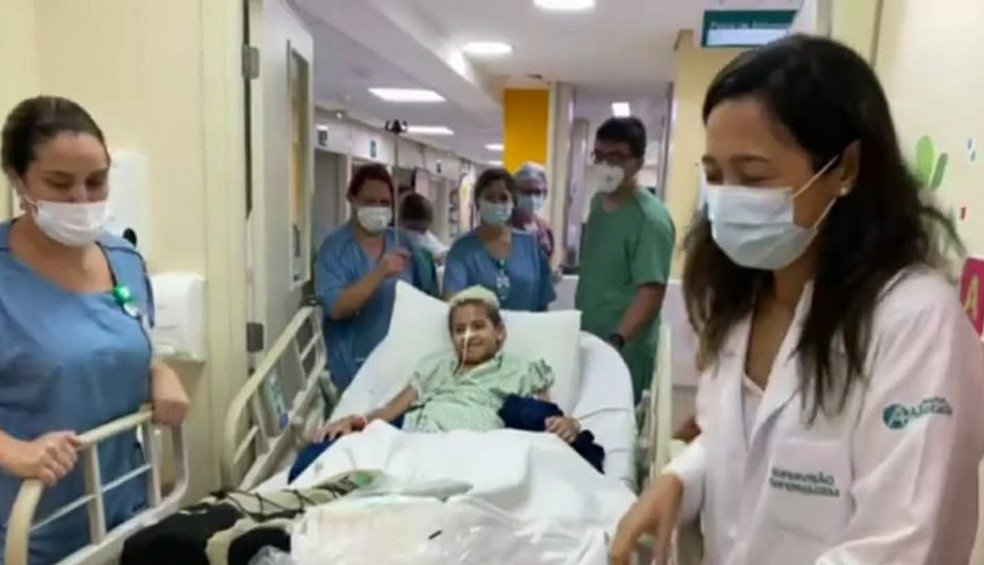 Internado por sequelas da covid, menino tem alta após 10 paradas cardíacas