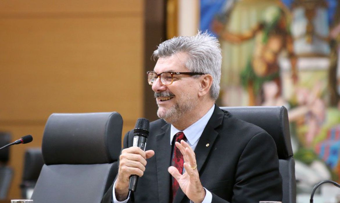 Ministro do STJ é internado com covid-19 em Brasília