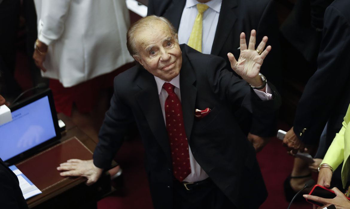 Ex-presidente da Argentina morre aos 90 anos