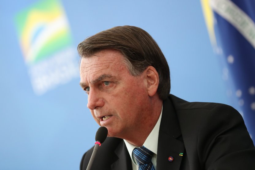 Bolsonaro diz ter 'cheque de R$ 20 bi' para vacina, mas produto está em falta