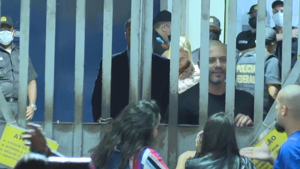 Daniel Silveira circula por pátio de unidade da PM e faz novo ataque ao STF
