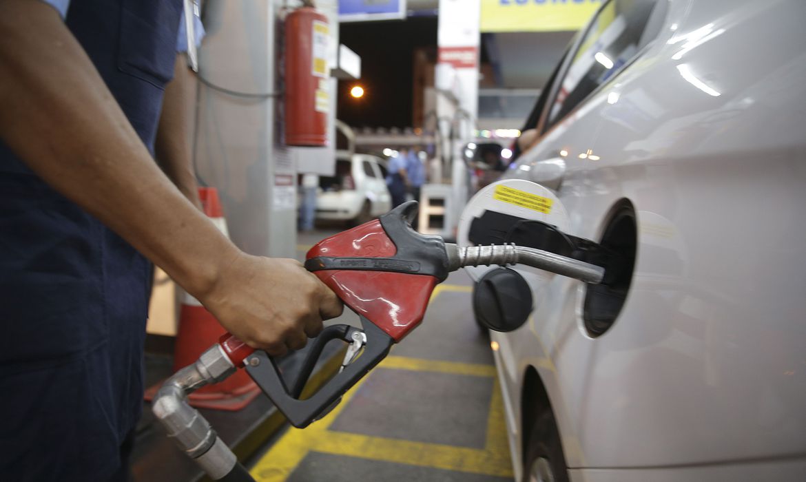 Bolsonaro diz que gasolina poderia estar 15% mais barata