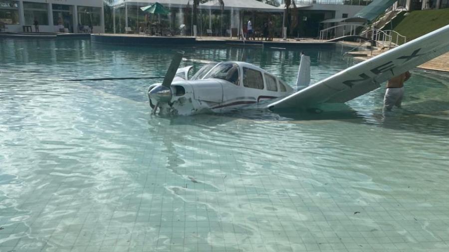 Avião cai dentro de piscina de resort e deixa três feridos