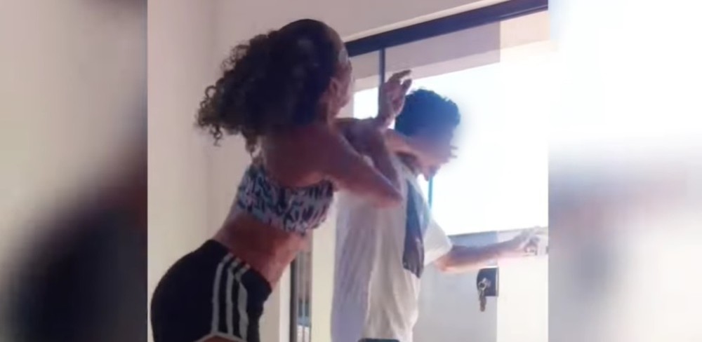 VÍDEO: Mulher tem casa invadida em aula de dança e reage com tapas e chutes