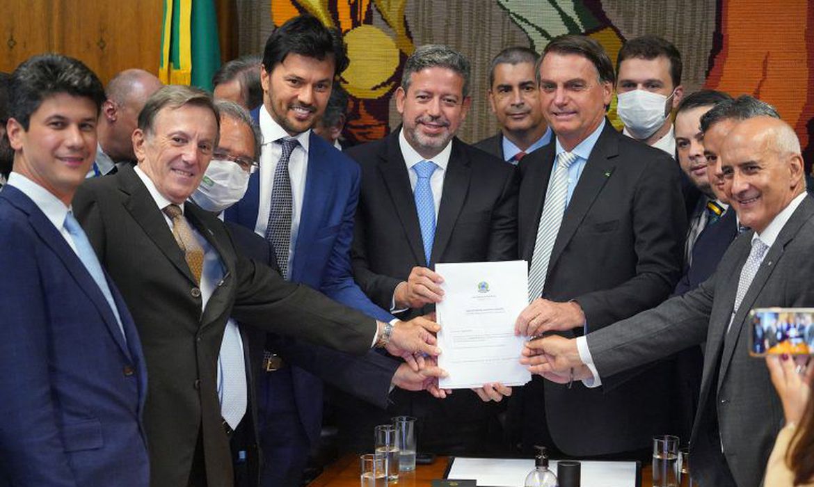 Com ministro do RN, Bolsonaro entrega à Câmara PL de privatização dos Correios