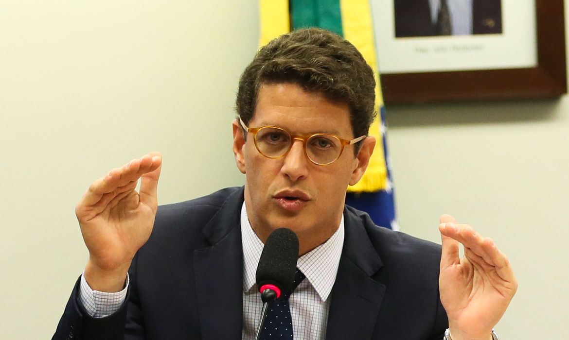 Ministro de Bolsonaro é alvo de pedidos de investigação após pegar covid