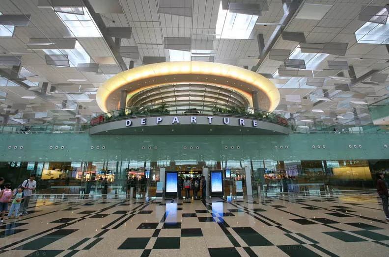 Melhor aeroporto do mundo tem cachoeira, cinema, piscina e jardins