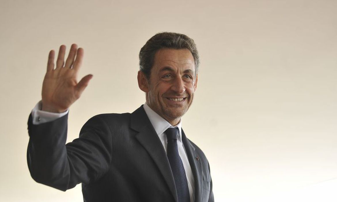 Ex-presidente da França é condenado à prisão por corrupção