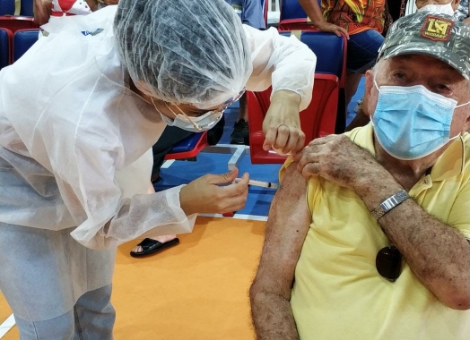 Natal imuniza 4.416 idosos acima de 80 anos e abre mais uma sala de vacinação