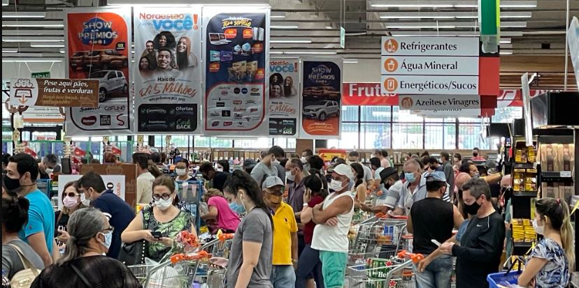 Após novo decreto, supermercados amanhecem lotados em Natal