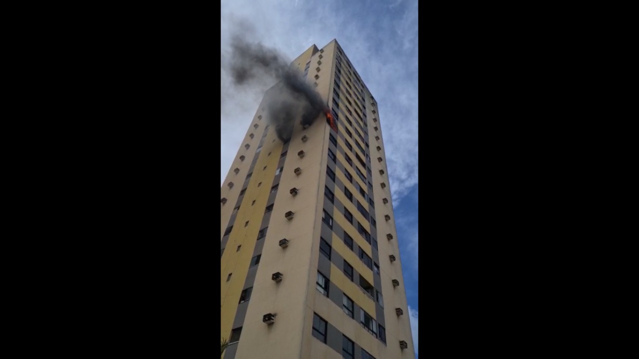 VÍDEO: Incêndio atinge apartamento em condomínio de Natal