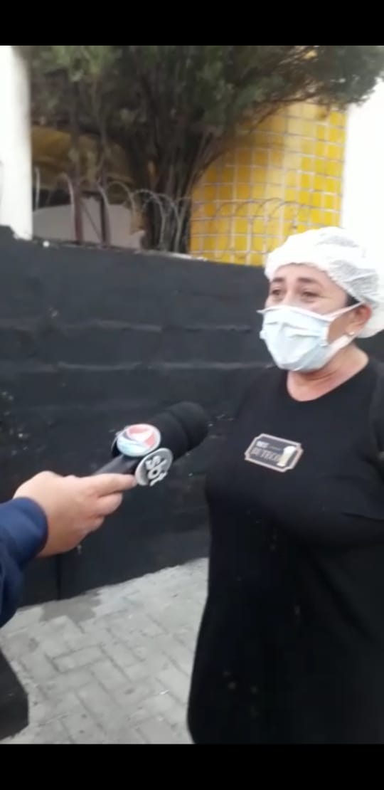 (VÍDEO) PM fechar bar e trabalhadora desabafa: "Cadê os respiradores?"
