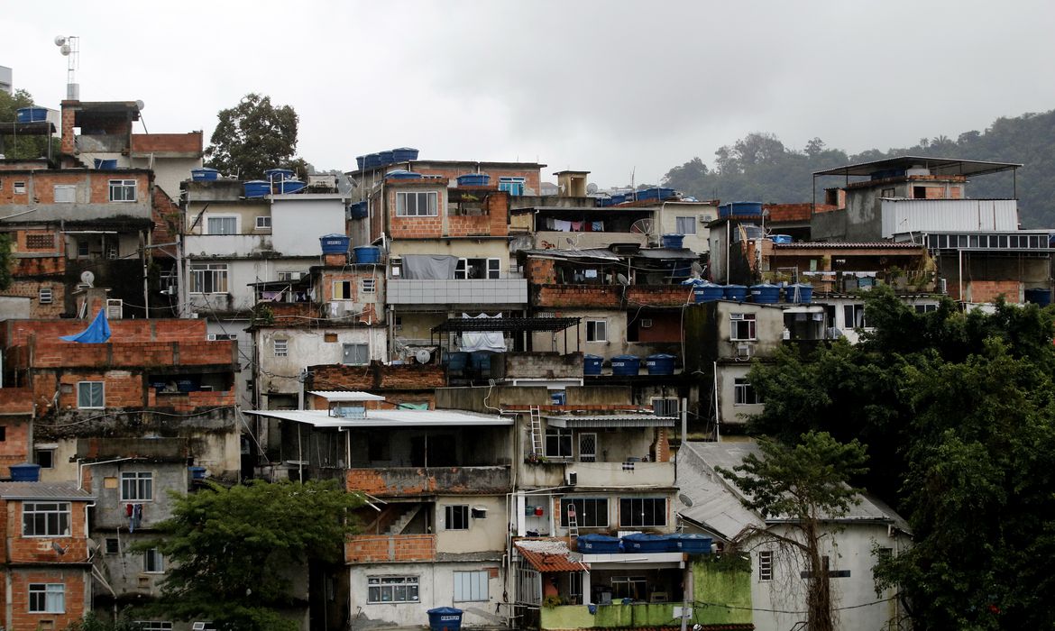 Fiquem em casa? Quase 70% dos moradores de favelas não têm dinheiro para comida