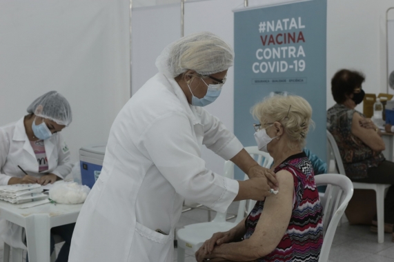Prefeitura de Natal anuncia início de vacinação para idosos com 76 anos