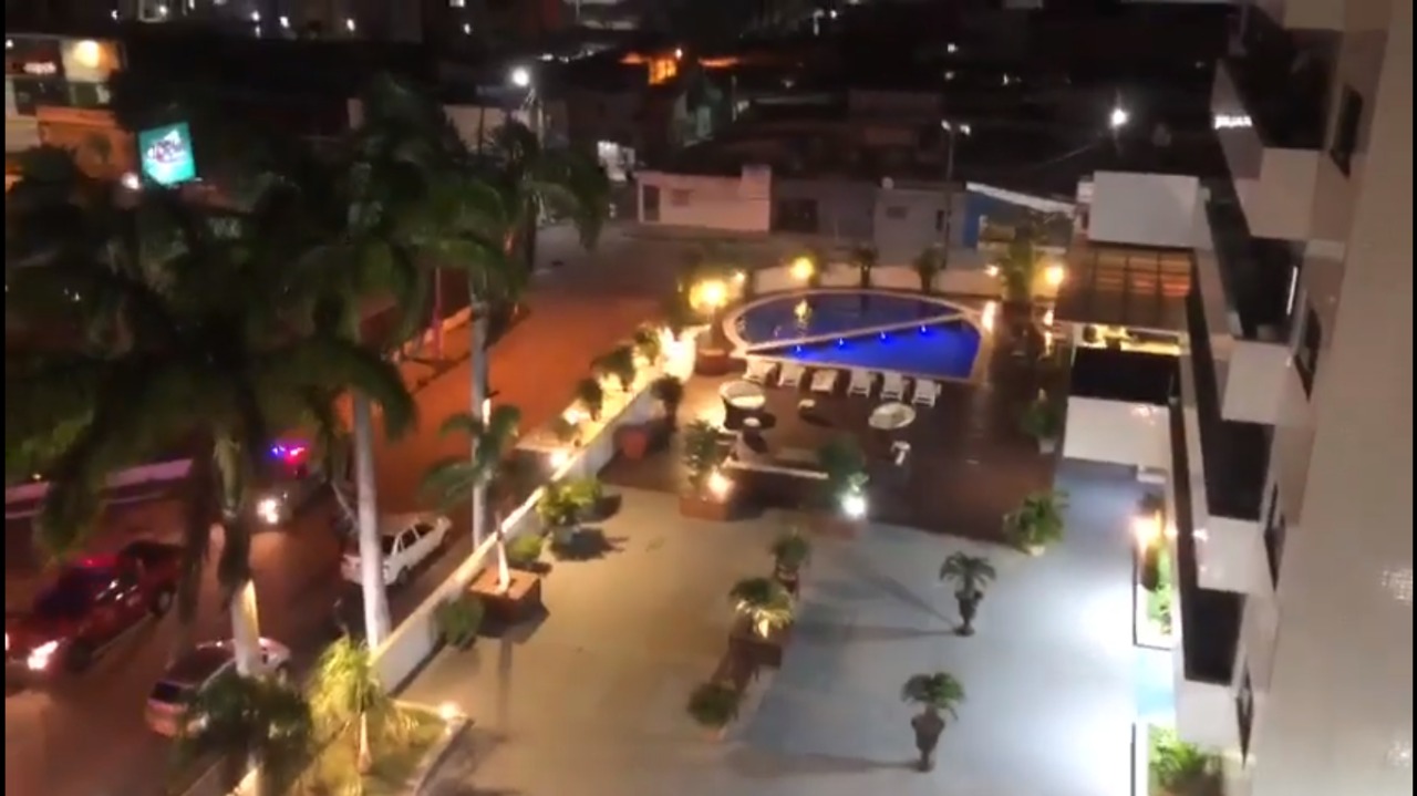 VÍDEO: PMs armados dispersam 4 moradores de piscina em condomínio de Natal