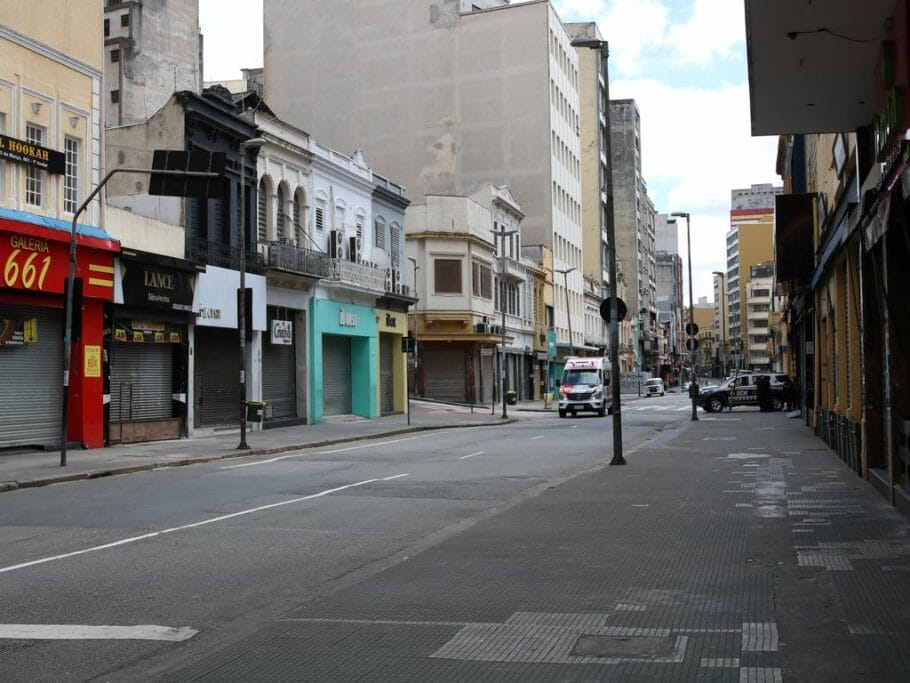 Estudo de universidade sugere que lockdown pode aumentar óbitos na pandemia