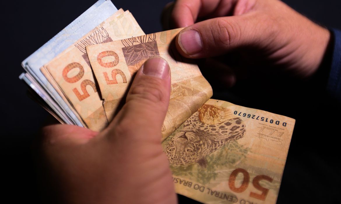 Bolsa família começa a ser pago hoje a 14 milhões de famílias; veja calendário