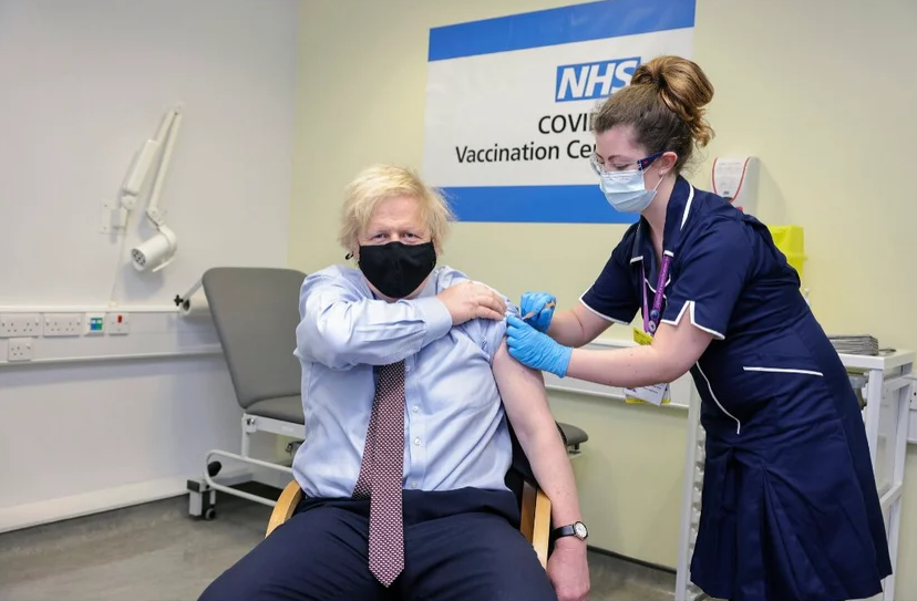 Reino Unido tem metade da população adulta vacinada contra a covid-19