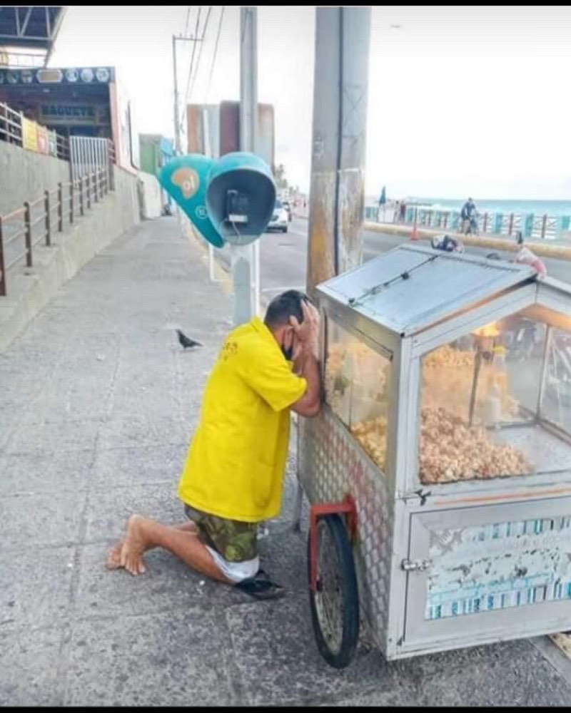 Foto de vendedor de pipoca desolado em Natal viraliza após novas restrições