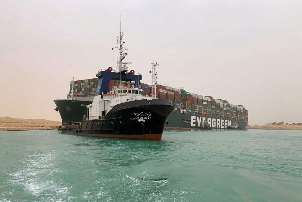 Navio de 400 m encalha e causa 'engarrafamento' no Canal de Suez