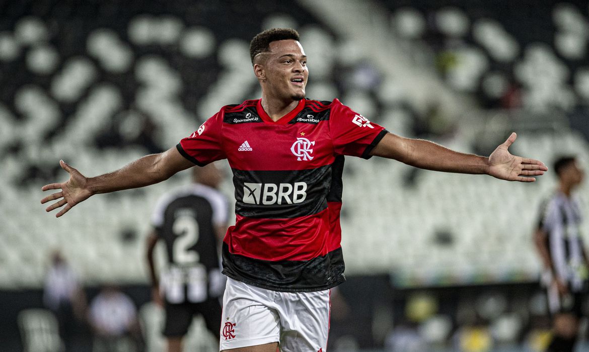 Rodrigo Muniz marca mais uma vez e ajuda Flamengo a derrotar Botafogo
