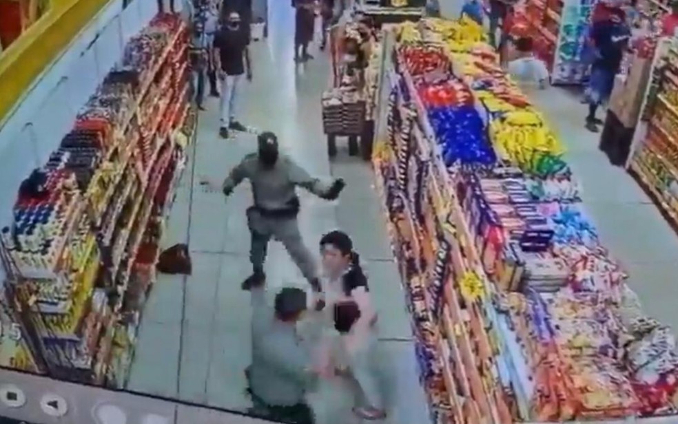 VÍDEO: Mulher se recusa a usar máscara em mercado, saca faca e morde PM