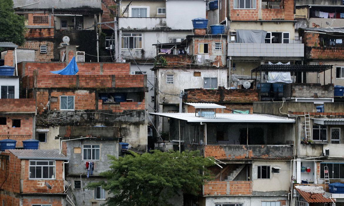 Com a pandemia, 71% das famílias moradoras de favelas perderam metade da renda