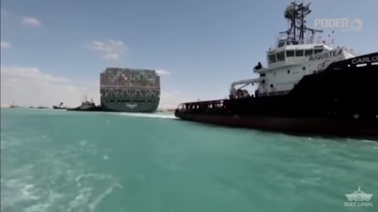 VÍDEO: Navio desencalha do Canal de Suez e volta a navegar após 6 dias