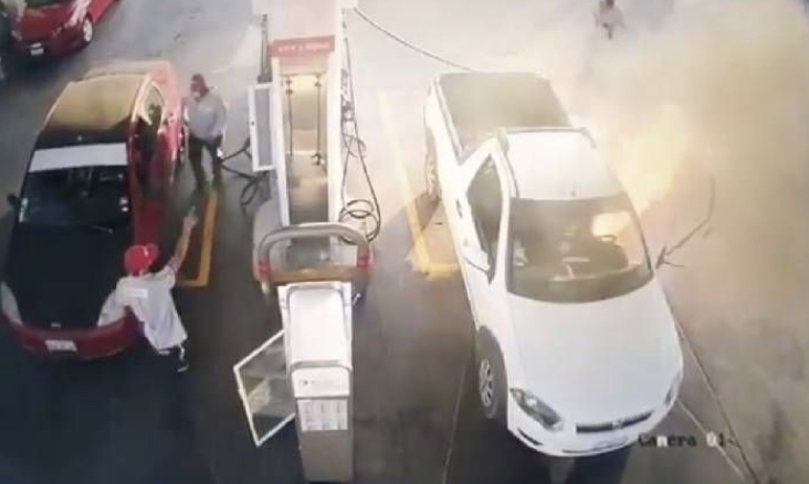 VÍDEO: Homem provoca incêndio em posto de gasolina ao falar ao celular