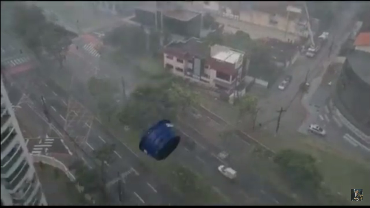 VÍDEO: Chuva faz caixa d'água cair de prédio de 24 andares; assista