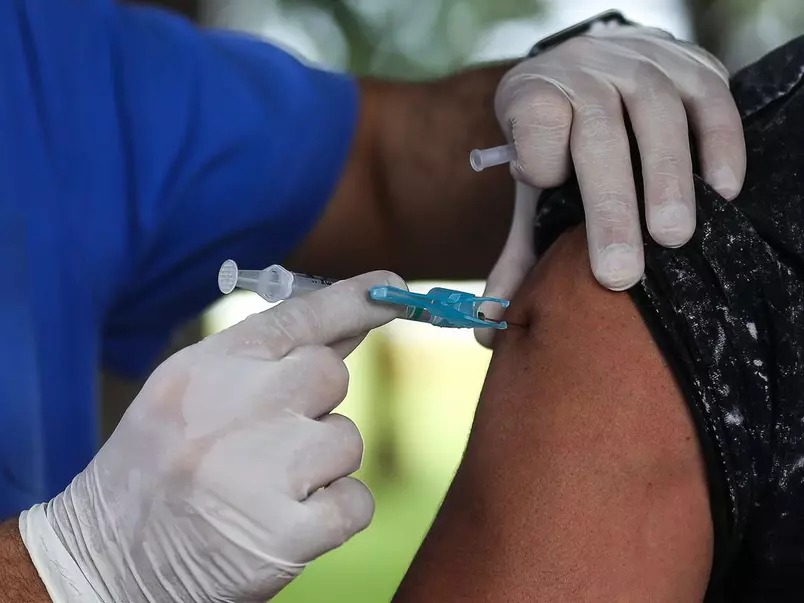 Vacinas da Covid-19 e da gripe não podem ser tomadas juntas, afirmam médicos