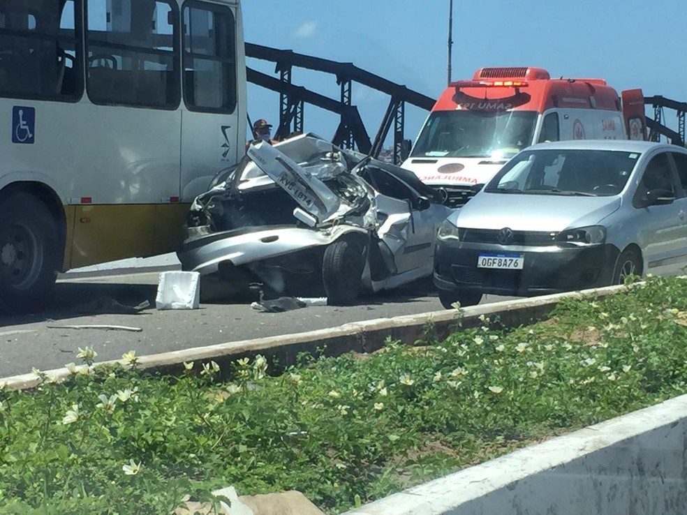 Acidente impressionante deixa carro destruído na ponte de Igapó; veja