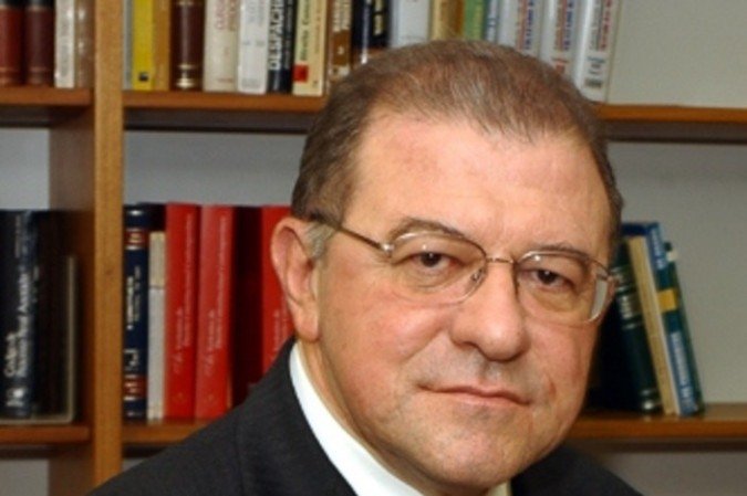 Ex-ministro do STJ morre vítima da covid-19