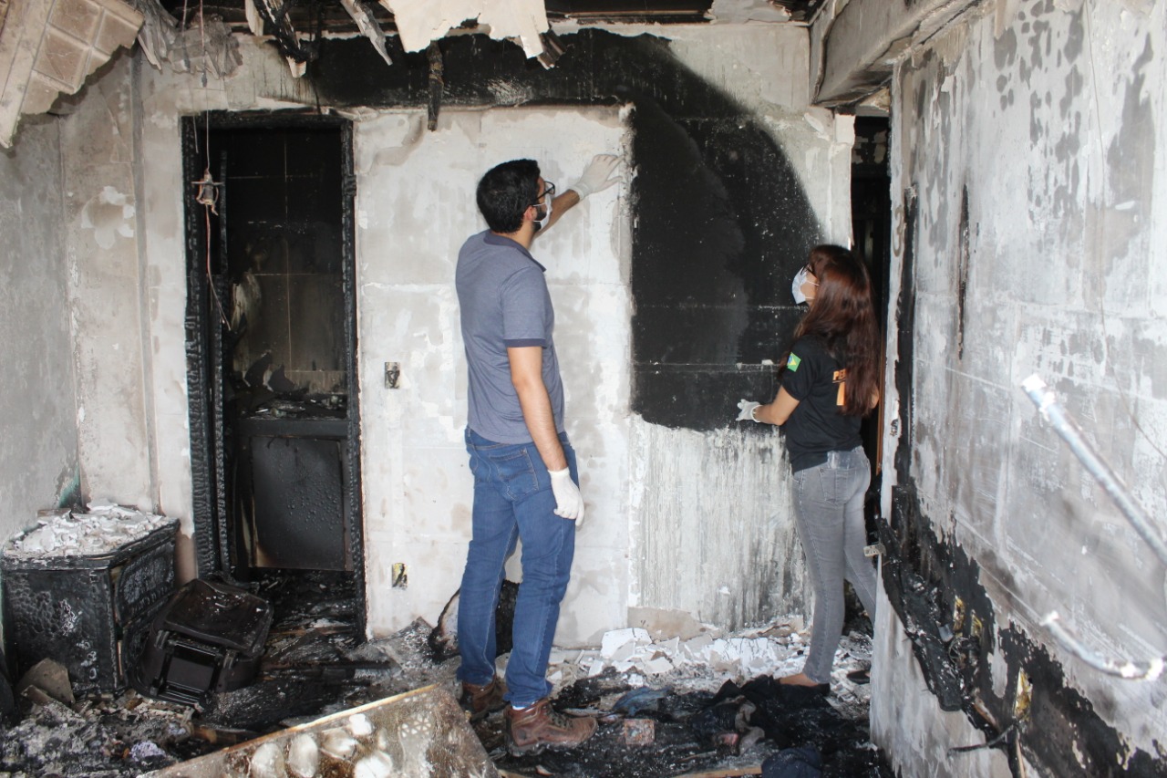 FOTOS: Apartamento que pegou fogo em Natal passa por perícia do ITEP; veja