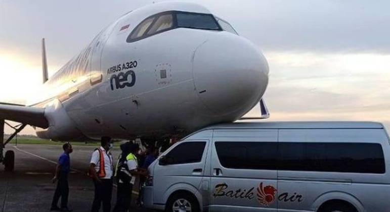 Van bate em avião em pista de aeroporto na Indonésia
